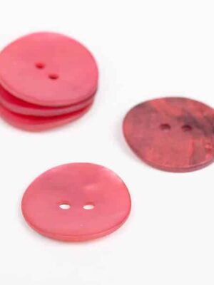 Šios sagos yra pagamintos iš kriauklės, apvalios formos, raudono perlamutro spalvos

Dviejų dydžių: 1,5 cm ir 2 cm

 

Priežiūra: galima skalbti skalbimo mašinoje, 40°C