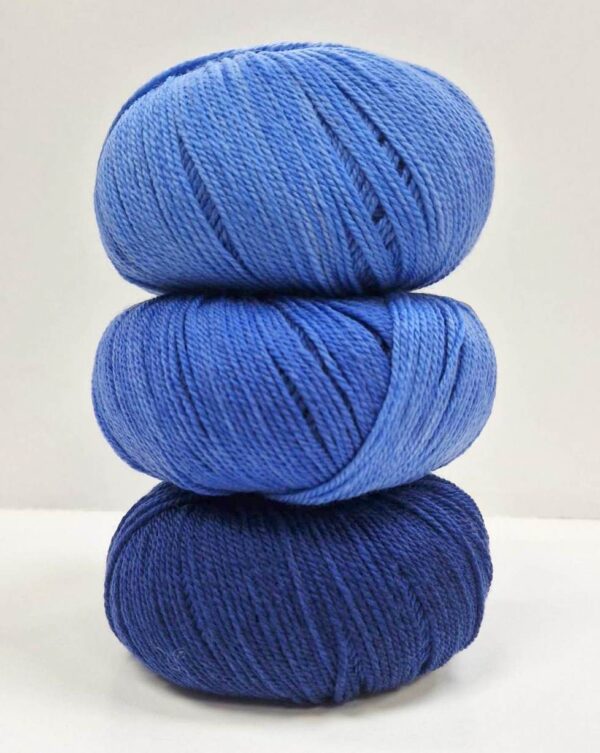 Vip Printed 05 - Siulų dama - siūlai mezgėjoms megzti kojines megztinius šalikus šalikas megztinis siūlų parduotuvė pigiausi siūlai geriausi pasiūlymai nemokama registracija - Siūlų Dama Siūlų pasaulis https://www.siuludama.lt <strong>Sudėtis</strong>: 80 % merino vilna, 20% kašmyras <strong>Svoris/ilgis</strong>: 50 g apie 200 m <strong>Rekomenduojamas virbalų dydis</strong>: 3.50 mm <strong>Priežiūra</strong>: skalbti rankomis, lyginti nekarštu lygintuvu (1) LNG-vip-1